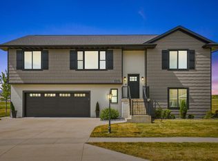 1379 Cedar Trail Dr, Dubuque, IA 52003