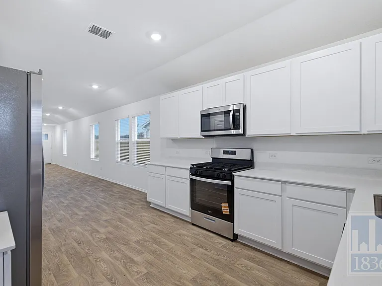 306 Constanza Trl — Photo 8