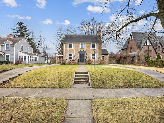 3rd image of 1422 E Lasalle Ave