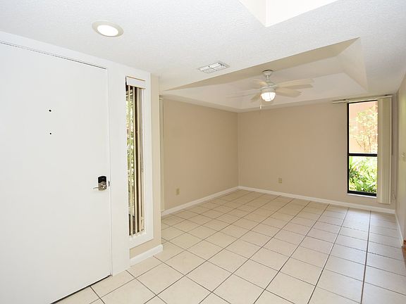 4th image of 5 Greenbriar Ct