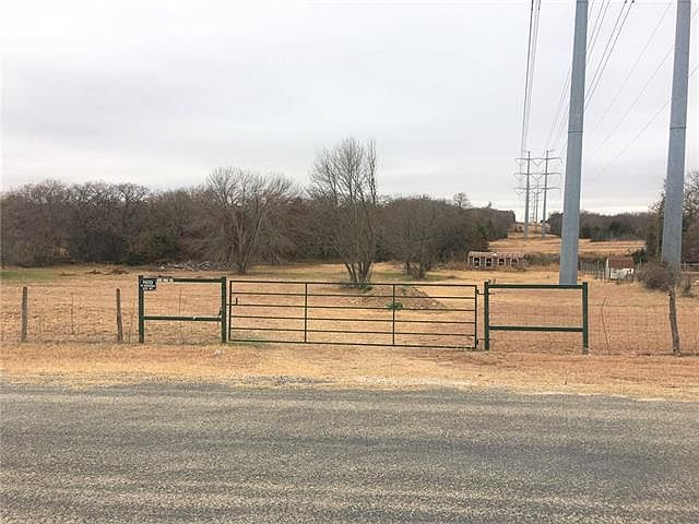 2nd image of 1916 Live Oak Cir
