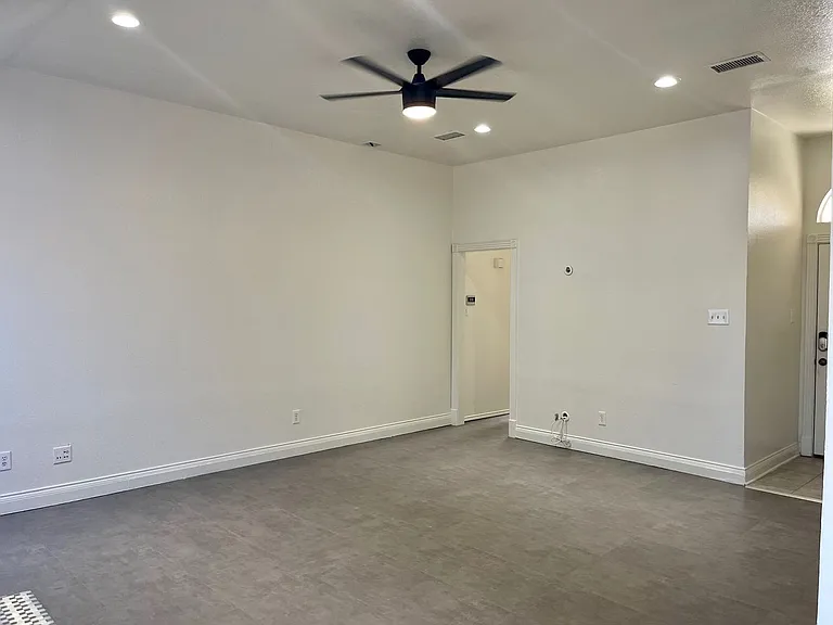 517 Meadowcrest Dr — Photo 3