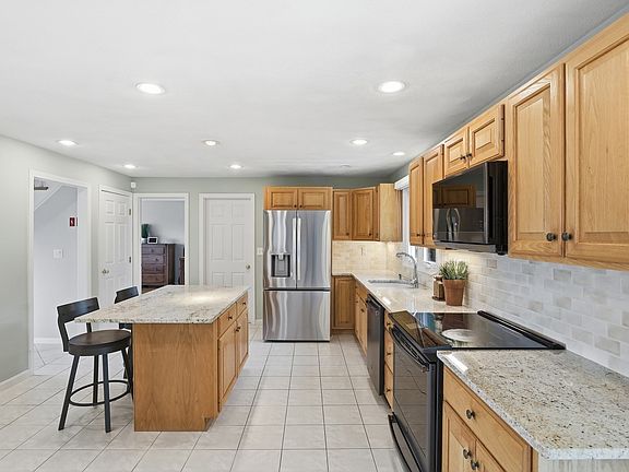 5th image of 44 Raffaele Dr