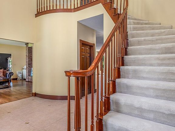 4th image of 860 Evergreen Ct