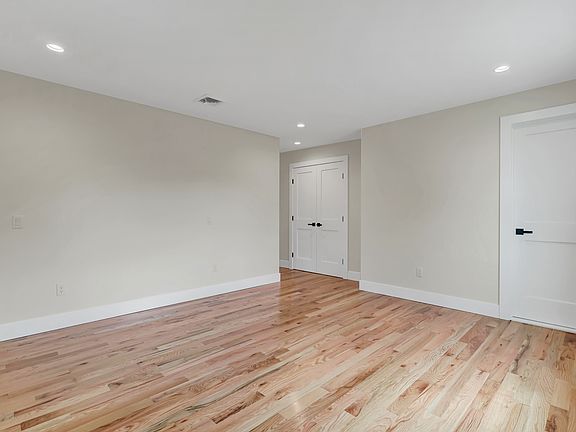 5th image of 25 Sunnybrook Dr E #1