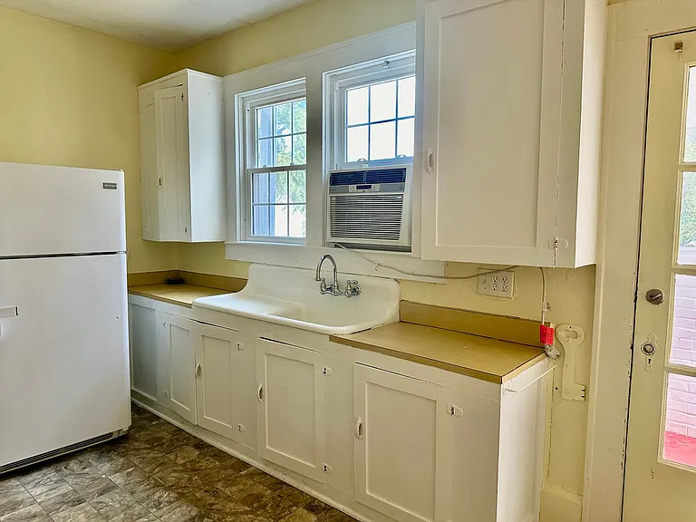 405 E Elm St — Photo 9