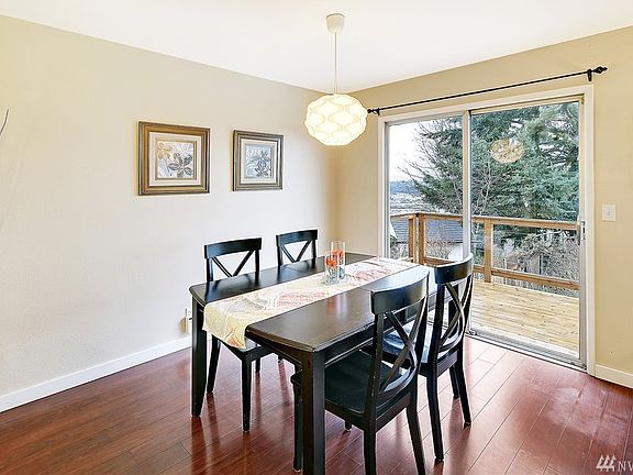 Upper level Dining room with sliding door to the view deck.