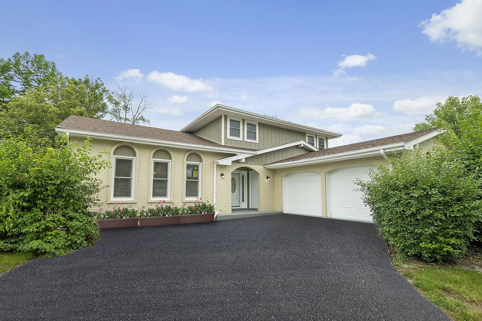 2945 Alexander Cres photo 1