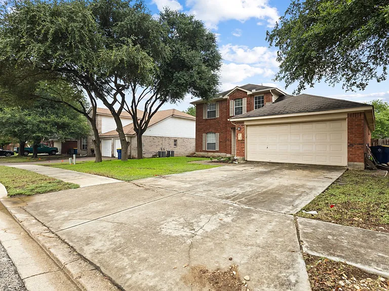 210 Laceleaf Ln — Photo 2