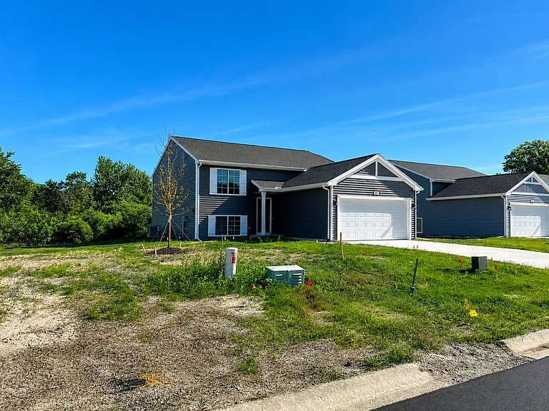 150 Mayfield Dr — Photo 3