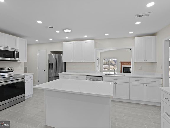 4th image of 12260 Pomerary Dr