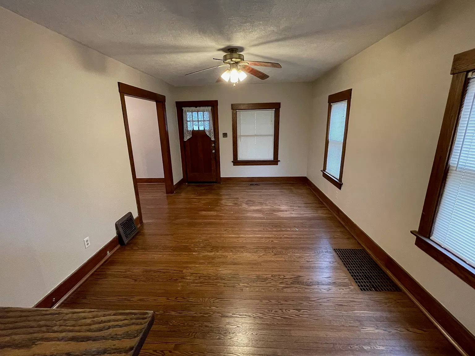 3 bed, 1196 sqft, $1,400 — Photo 2
