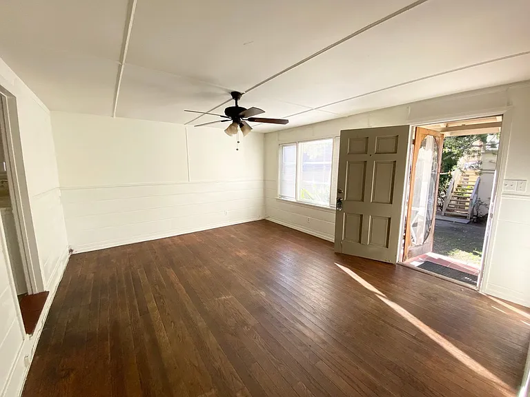 Stunning one bedroom one bath located on pch! — Photo 7