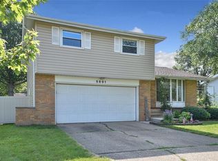 5801 Sherwood Dr, North Olmsted, OH 44070