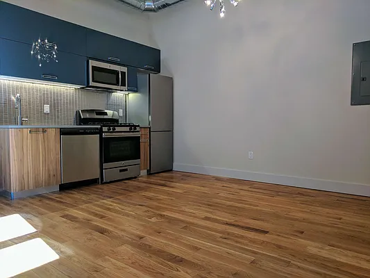 Rented by Manhattan Management LLC | media 33