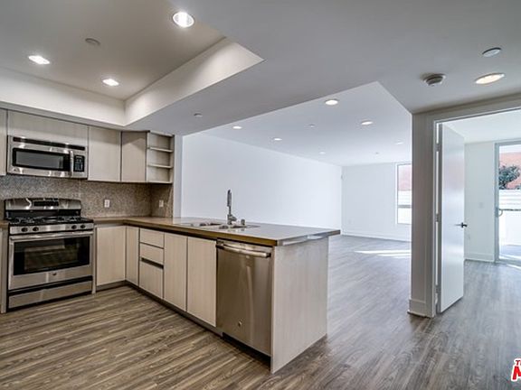 3rd image of 10473 Santa Monica Blvd Ph 4