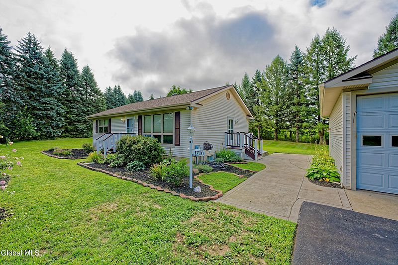 2nd image of 1710 Duck Pond Road