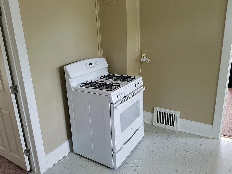709 Knapp St — Photo 12