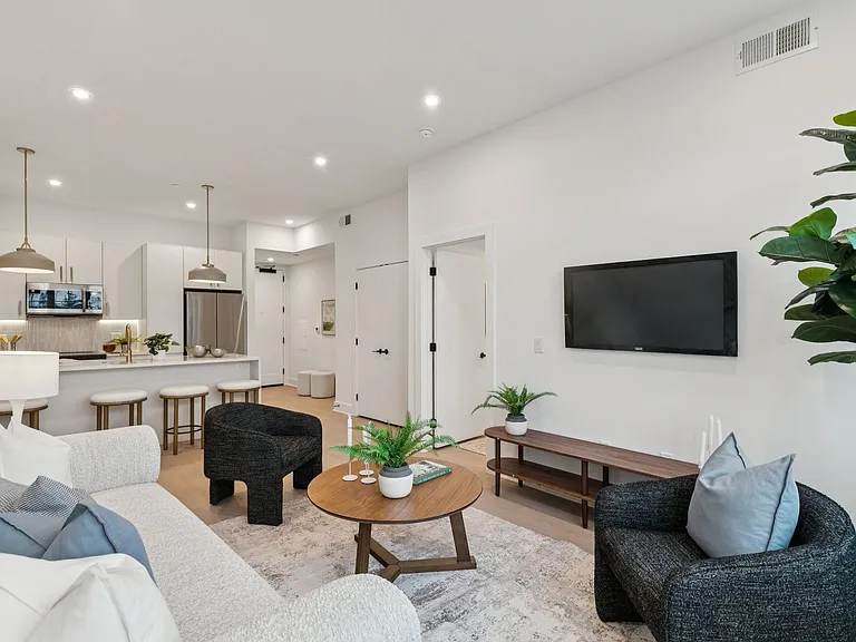 20 West — Photo 11