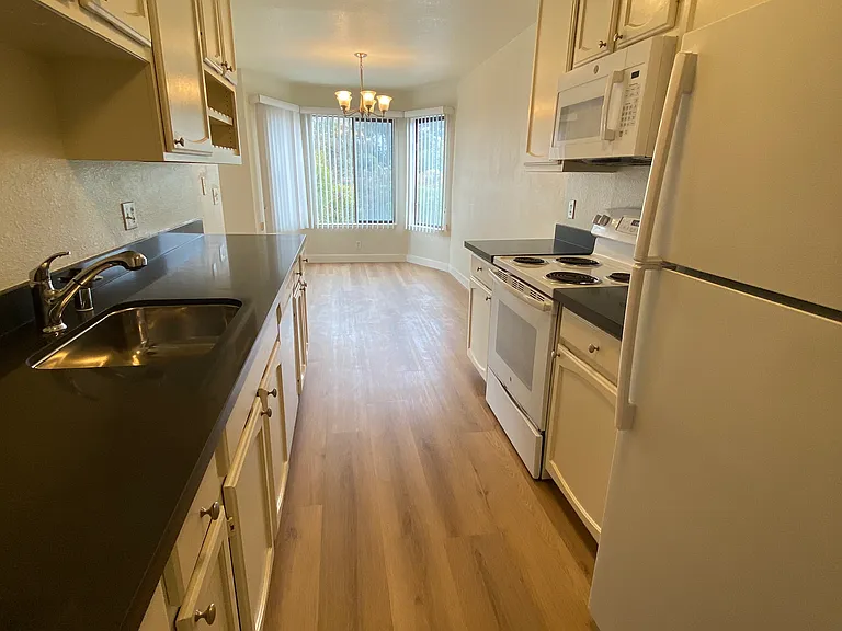 907 Bosworth St #4 — Photo 4