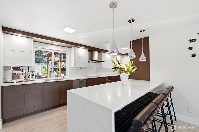 5th image of 14022 Meridian Avenue S