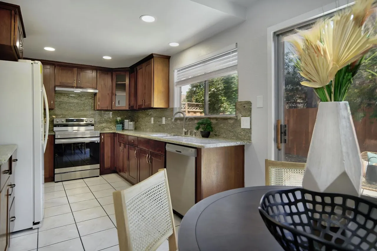 4 bed, 1651 sqft, $4,500 — Photo 4