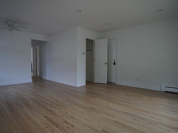 living area with recessed lighting, ceiling fan and closet