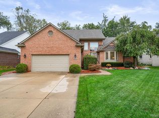 52652 W Hill Dr, Chesterfield, MI 48047