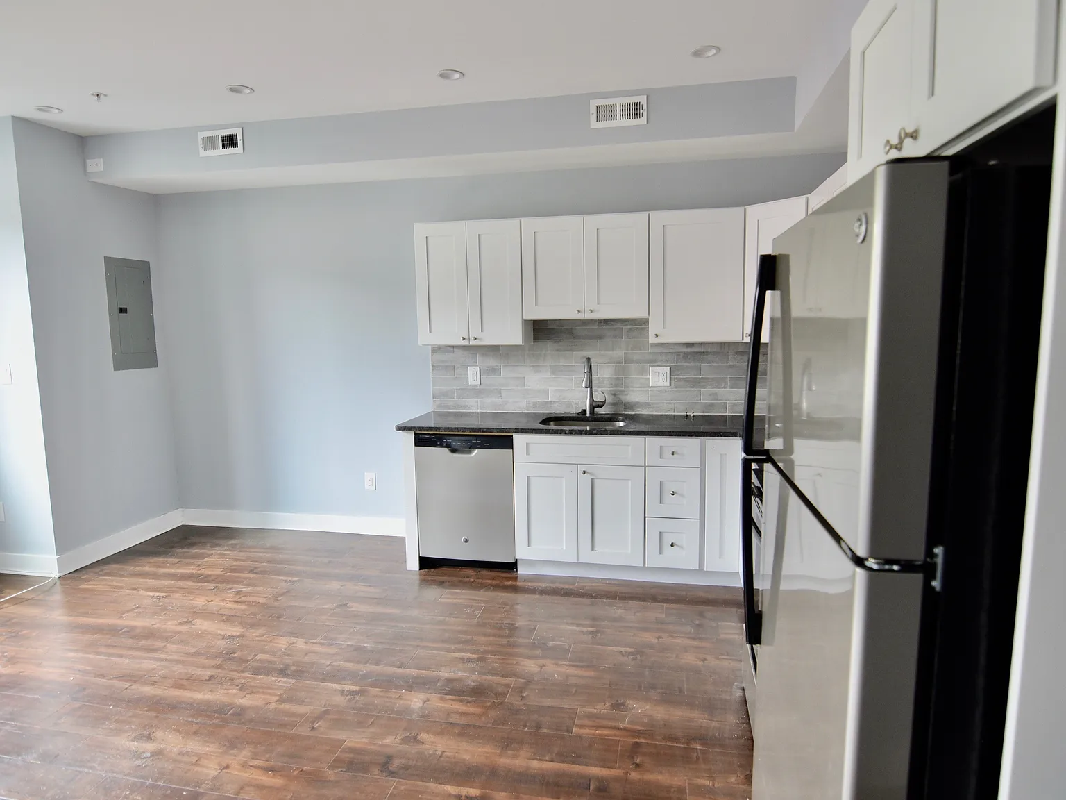 2 bed, 1000 sqft, $1,700 — Photo 2