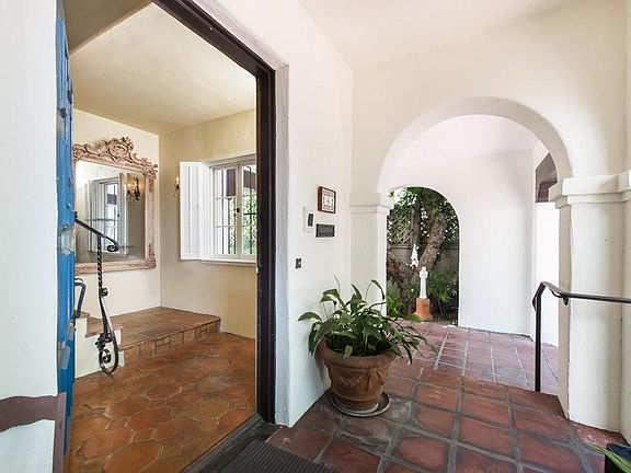 FRONT DOOR ENTRACE TO PRIVATE ENTRANCE