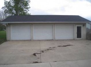 553 E River Dr, Omro, WI 54963