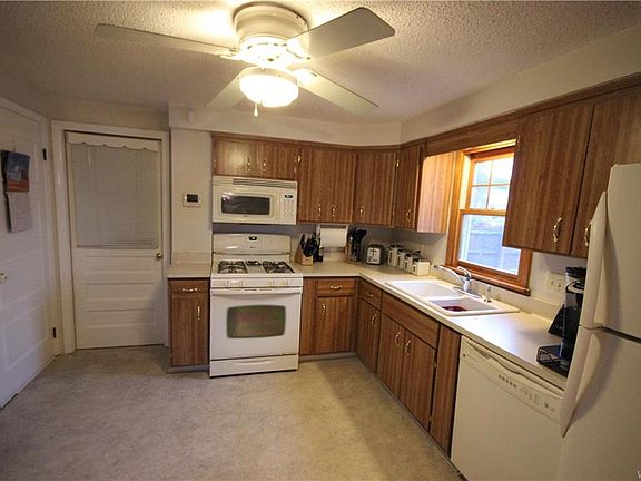 4th image of 36 Leonard Dr