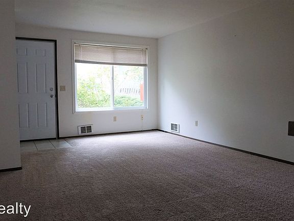 4th image of 750 SW Harrier Cir APT 4