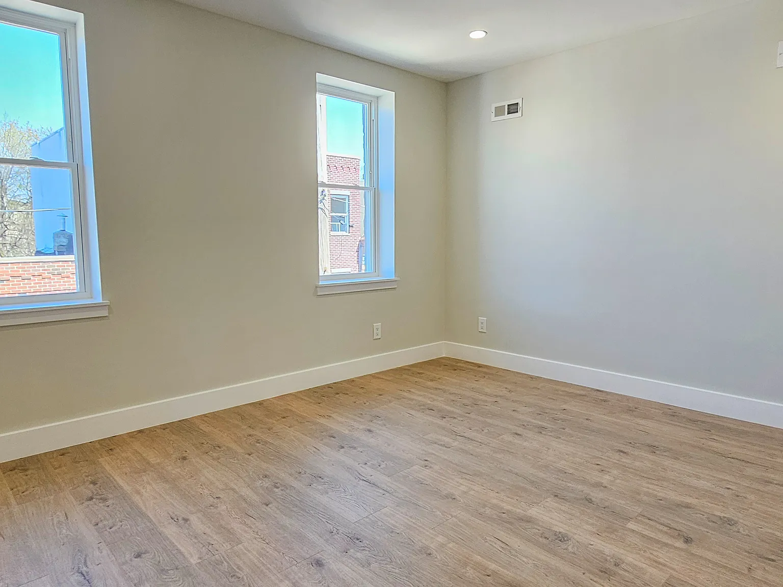 4 bed, 2400 sqft, $625 — Photo 2