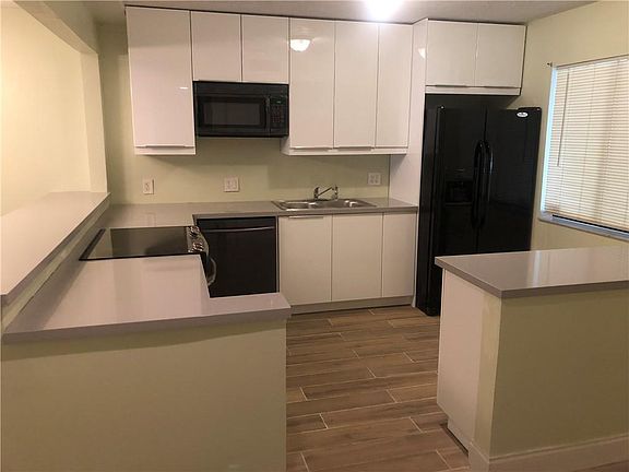 3rd image of 302 Lakeview Dr