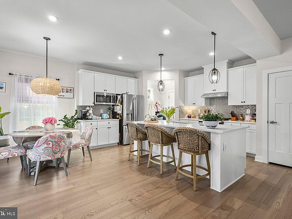 3rd image of 1221 City View Ln