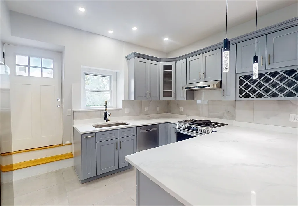 4 bed, 3.0 bath, 1400 sqft, $4,200 — Photo 3