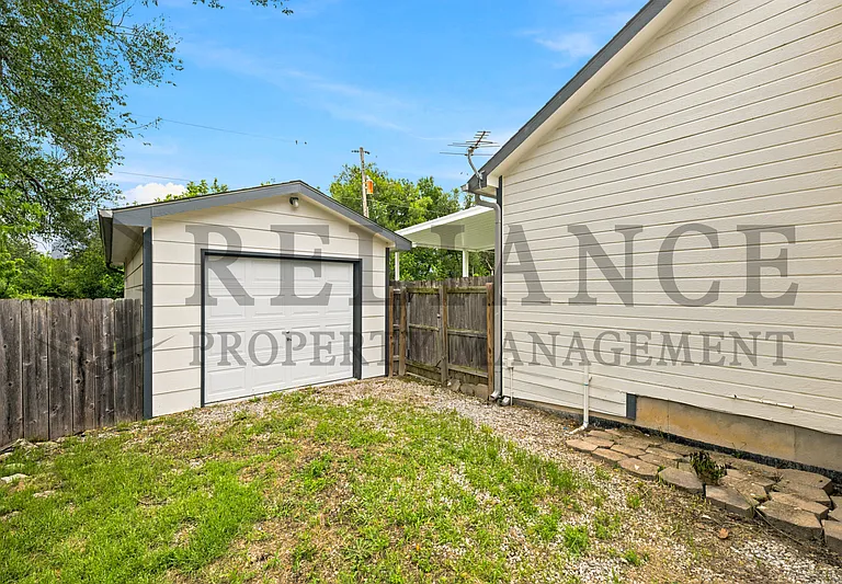 516 N Lakeside Dr — Photo 5