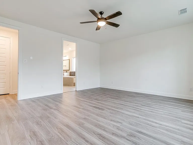 9836 Derbyshire Dr — Photo 26