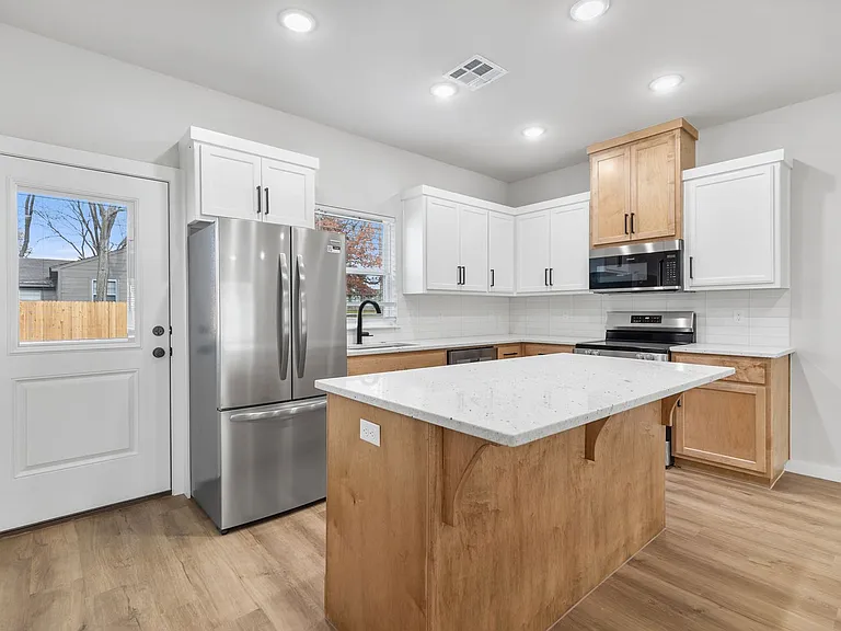 126 E Midway St — Photo 6