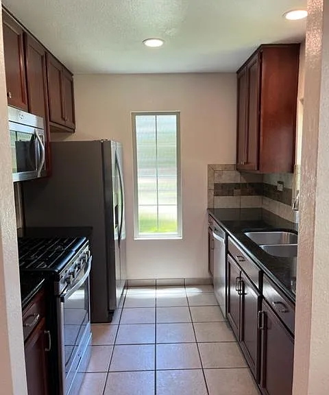 Kitchen, stainless steel appliances, granite counter tops, new windows