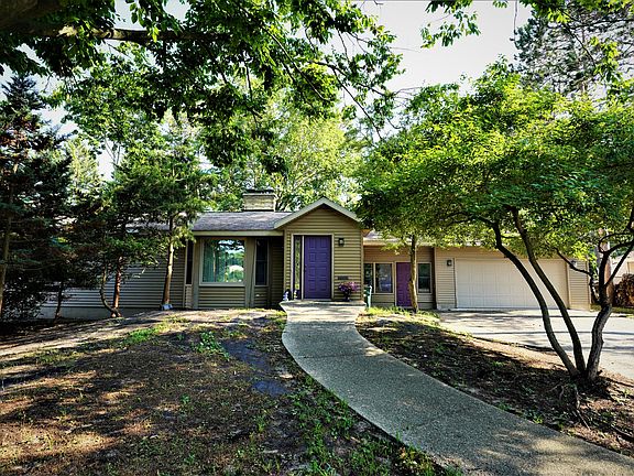 3rd image of 1921 Crestwood Ln