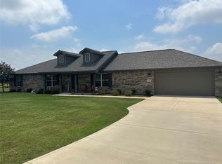 200 Live Oak Ln, Decatur, TX 76234