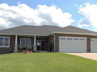 15812 White Oak Dr, Peosta, IA 52068