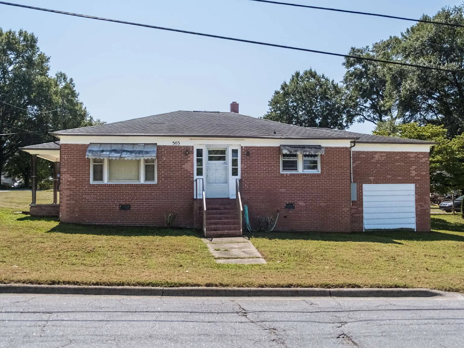 3 bed, 1.0 bath, 1394 sqft, $1,295 — Photo 2