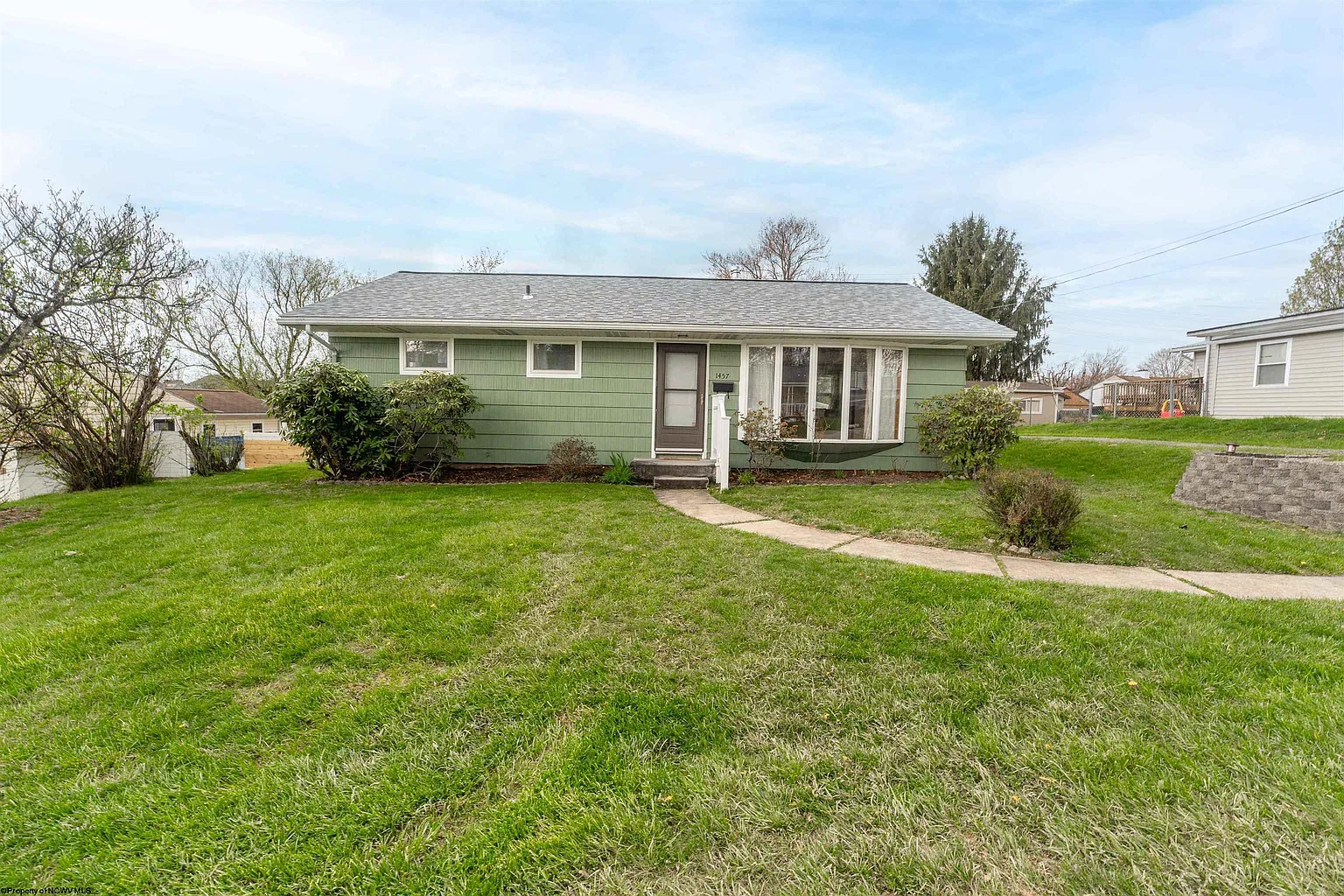 1457 Woodland Dr photo 1