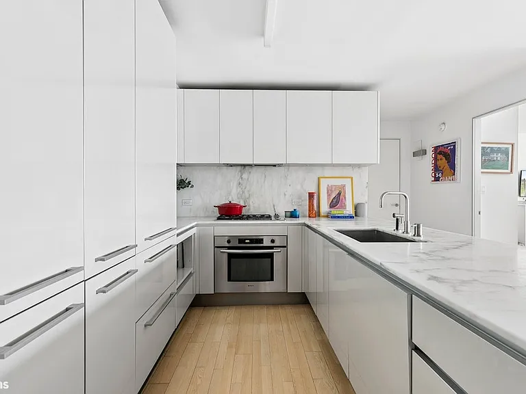 322 W 57th St #26N — Photo 3