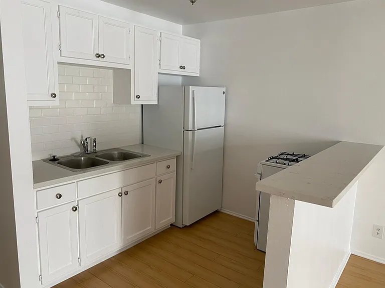 230 Bay St #5 — Photo 5