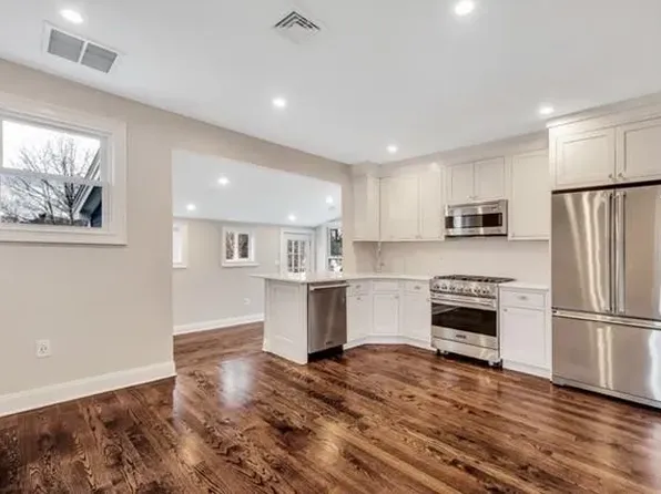 31 Oak St #2, Wellesley, MA 02482