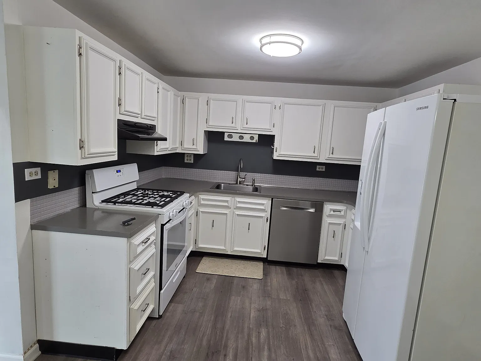 220 Sagamore Ct — Photo 3